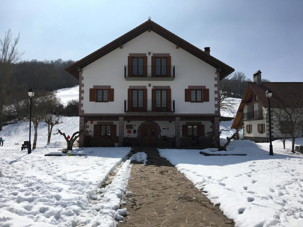 Apartamentos Irati Espinal-Auzperri Buitenkant foto